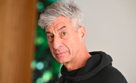 Cattelan to autor między innymi dzieła „La Nona Ora” przedstawiającego Jana Pawła II, które wzbudził