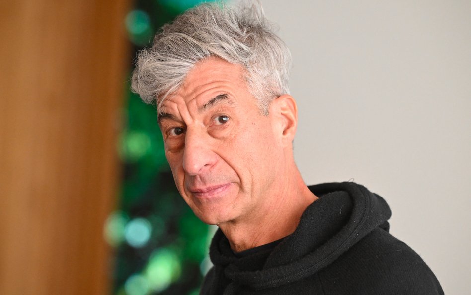 Cattelan to autor między innymi dzieła „La Nona Ora” przedstawiającego Jana Pawła II, które wzbudził