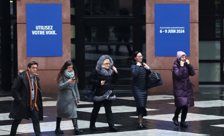 Kampania przed eurowyborami dopiero się rozpędza (na zdjęciu plakaty wyborcze na budynku Parlamentu 