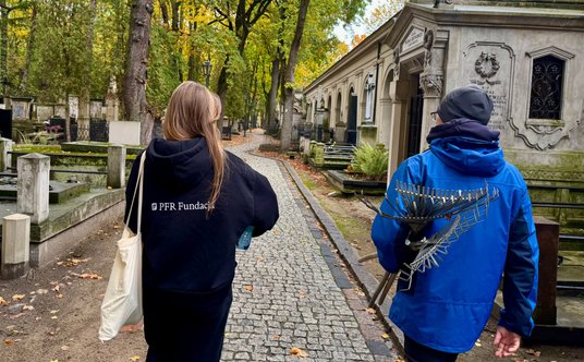 Współpraca Fundacji PFR z Fundacją „Stare Powązki”, która zaowocowała wolontariatem na rzecz ochrony