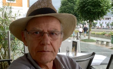 Peter Fabjan, przyrodni brat Thomasa Bernharda, przed hotelem Pod Łabędziem w Gmunden (Austria). Ber