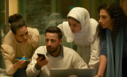 Akcja filmu rozgrywa się w dwóch pomieszczeniach Ruchu Czerwonego Półksiężyca, gdzie kilkoro pracown