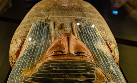 Słowo „mumia” pochodzi o arabskiego słowa pochodzenia mumija oznaczającego substancję, którą nasącza