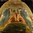 Słowo „mumia” pochodzi o arabskiego słowa pochodzenia mumija oznaczającego substancję, którą nasącza