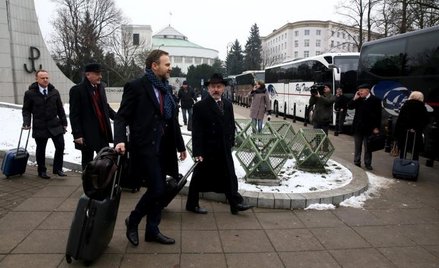 Posłowie PiS w drodze na wyjazdowe posiedzenie klubu, podczas którego Jarosław Kaczyński mobilizował