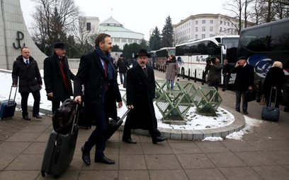 Posłowie PiS w drodze na wyjazdowe posiedzenie klubu, podczas którego Jarosław Kaczyński mobilizował