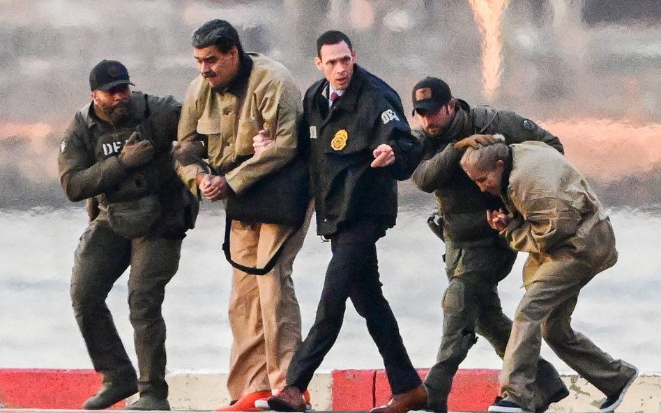 Aresztowany b. prezydent Wenezueli Nicolas Maduro i jego żona Cilia Flores po wylądowaniu w USA