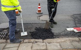 Usuwanie ubytków w jezdni.