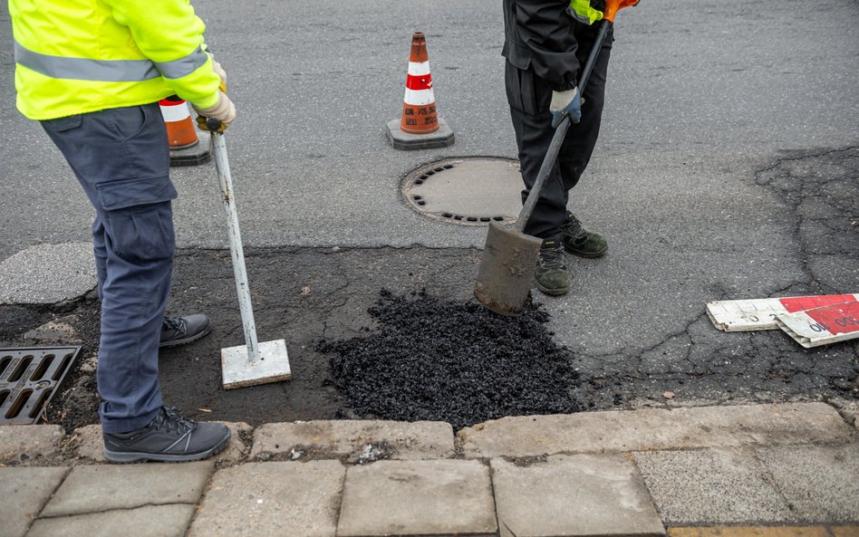 Usuwanie ubytków w jezdni.