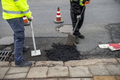 Usuwanie ubytków w jezdni.