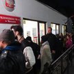 Wybory parlamentarne 2023. Kolejka wyborców oczekujących na oddanie głosu w jednej z komisji na Powi