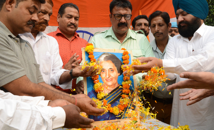 Indira Gandhi zginęła 31 października 1984 r. w Delhi z rąk swoich ochroniarzy, sikhijskich separaty