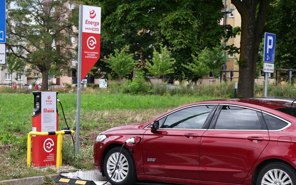 Wysokie ceny aut i brak ładowarek hamują rozwój elektromobilności