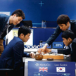 Koreański arcymistrz go Lee Sedol (siedzi z prawej) nie poradził sobie z programem AlphaGo
