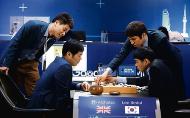 Koreański arcymistrz go Lee Sedol (siedzi z prawej) nie poradził sobie z programem AlphaGo