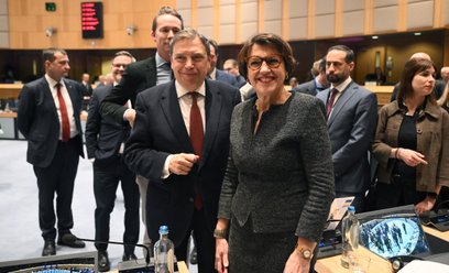 Minister rolnictwa Hiszpanii Luis Planas (środek z lewej) i minister rolnictwa Francji Annie Genevar