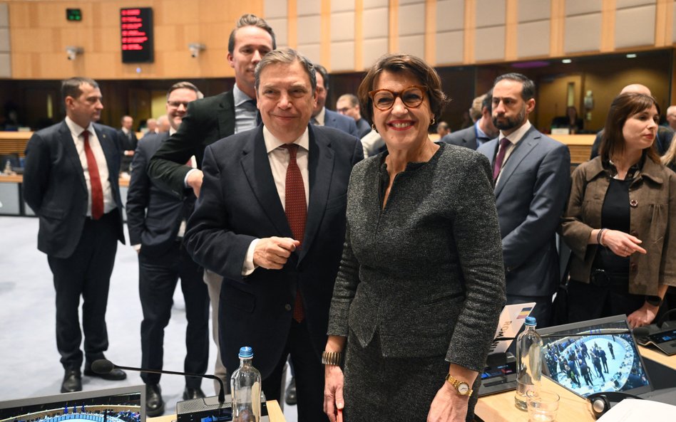 Minister rolnictwa Hiszpanii Luis Planas (środek z lewej) i minister rolnictwa Francji Annie Genevar