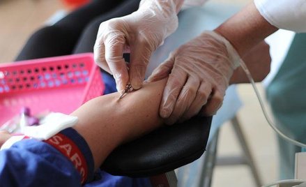 Uzależnianie przeprowadzenia leczenia od dostarczenia krwi jest łamaniem prawa