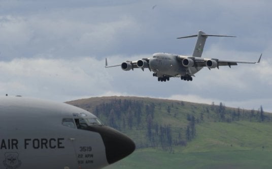 Samolot C-17 Globemaster III w trakcie lądowania. Ten gigant może wziąć na pokład nawet 77,5 tony ła