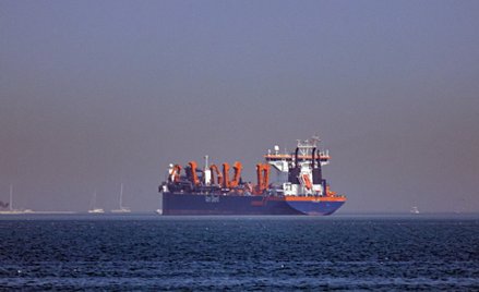 Statek kotwiczący u wybrzeży Dubaju w Zjednoczonych Emiratach Arabskich