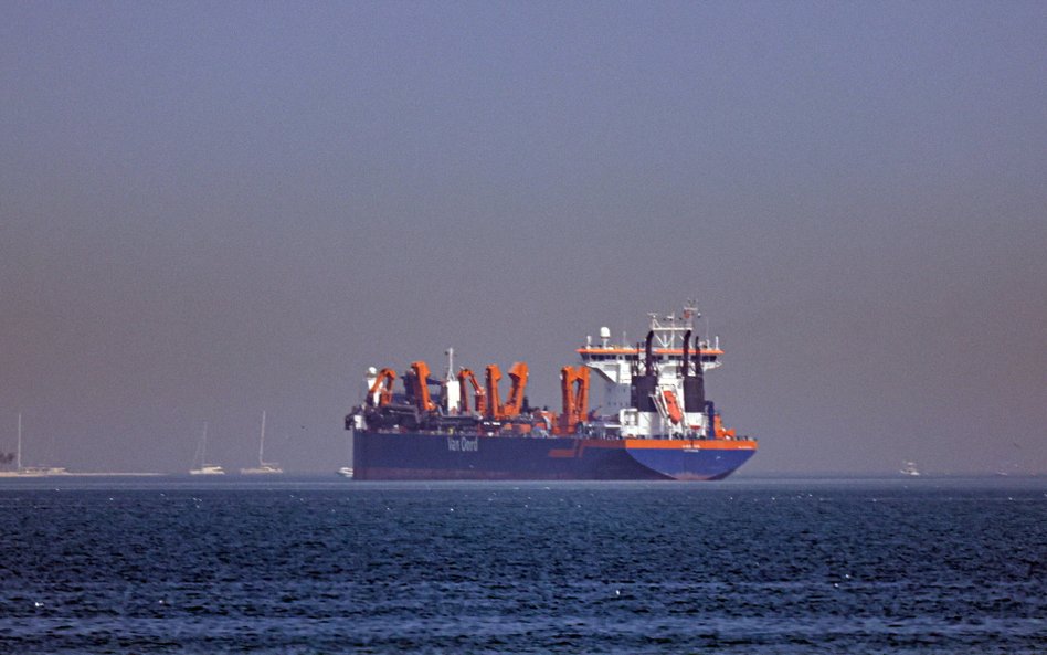 Statek kotwiczący u wybrzeży Dubaju w Zjednoczonych Emiratach Arabskich