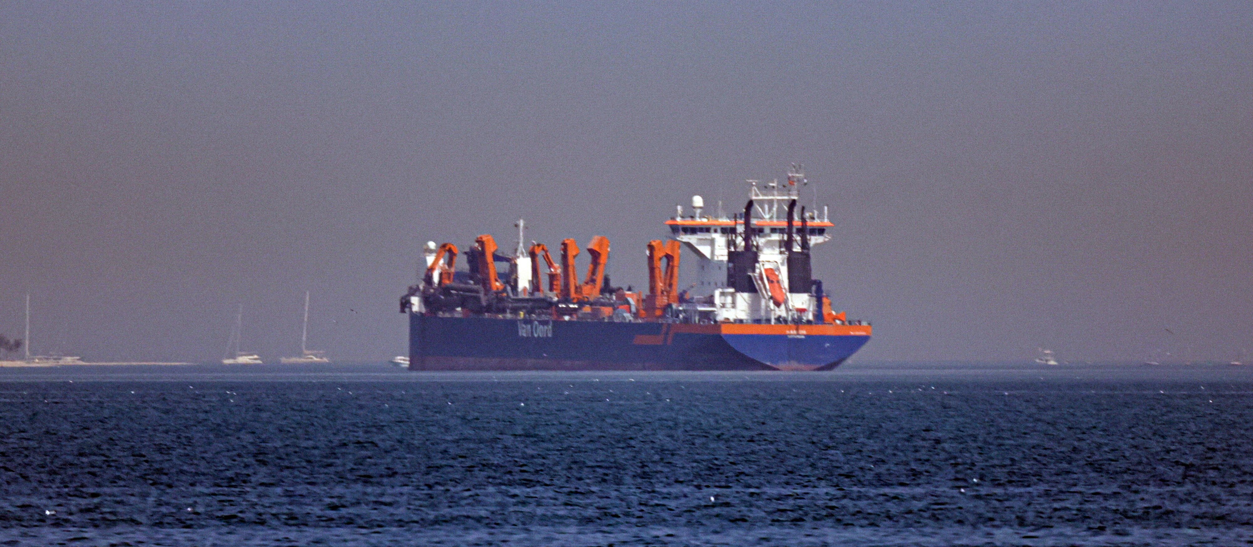 OPEC+ podnosi wydobycie, choć napięcia w Ormuzie grożą światowym rynkom ropy