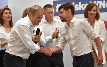Przewodniczący Platformy Obywatelskiej Donald Tusk i lider Agrounii Michał Kołodziejczak na posiedze