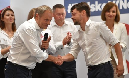 Przewodniczący Platformy Obywatelskiej Donald Tusk i lider Agrounii Michał Kołodziejczak na posiedze
