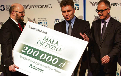 Burmistrz Połańca Jacek Tarnowski (w środku) odbiera nagrodę główną