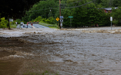Zalana droga po powodzi w północno-wschodnim regionie USA (fot. ilustracyjna)