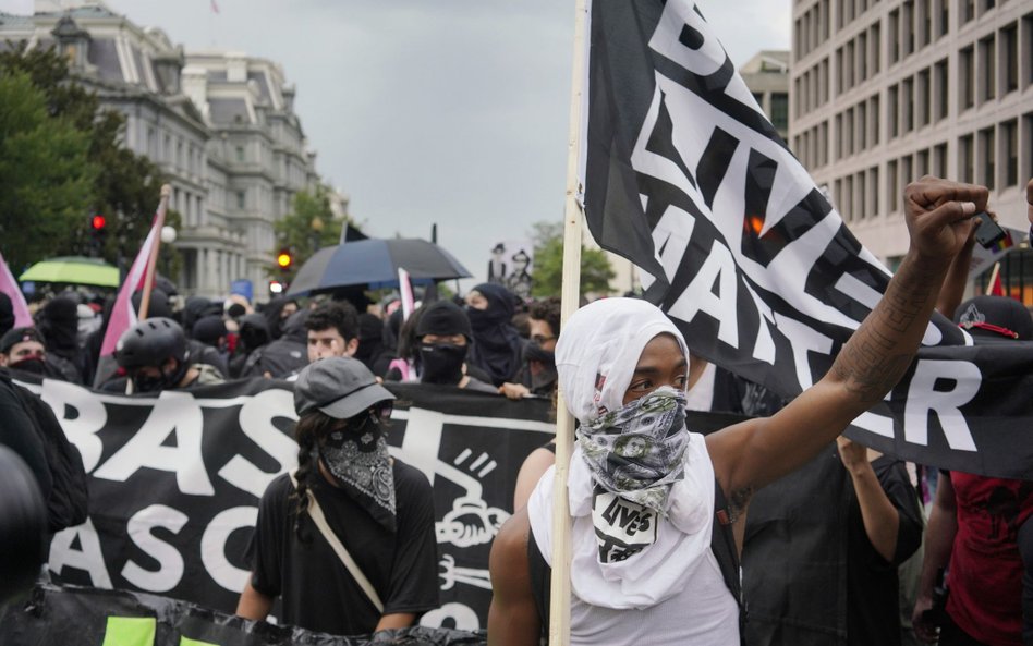 Zamieszki w Charlottesville w Wirginii sprowokowali neofaszyści komunikujący się za pomocą Discordu
