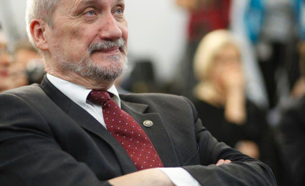 Jak długo jeszcze trzeba będzie sprzątać po Macierewiczu?