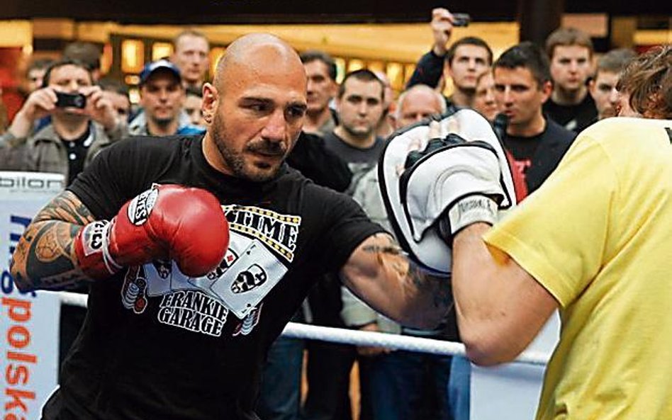Giacobbe Fragomeni (26 wygranych walk, dwie przegrane) podczas pokazowego treningu w Centrum Manufak