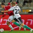 Jakub Rzeźniczak goni napastnika Hapoelu Omera Damariego