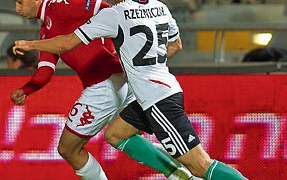 Jakub Rzeźniczak goni napastnika Hapoelu Omera Damariego