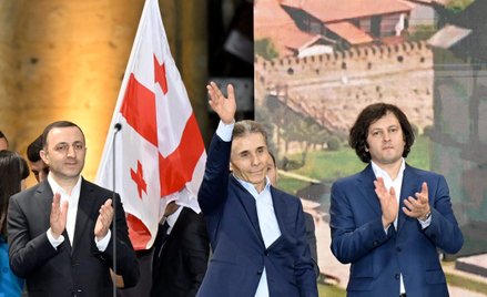 Bidzina Iwaniszwili (w środku), oligarcha, który był premierem Gruzji w latach 2012–2013, a obecnie 