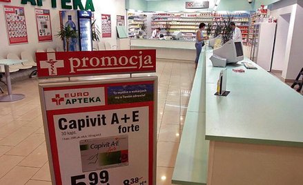 Promocje i reklamy znane klientom aptek od lat (zdjęcie z 2006 r. z Olsztyna) są teraz zakazane