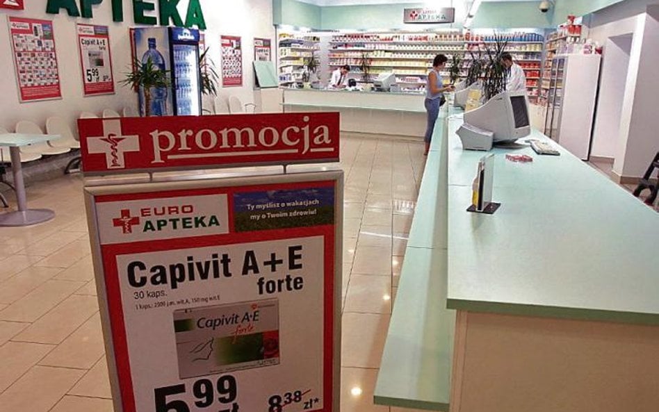 Promocje i reklamy znane klientom aptek od lat (zdjęcie z 2006 r. z Olsztyna) są teraz zakazane