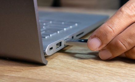 Skopiował sobie służbowe dokumenty, chciał odszkodowania za dyscyplinarkę. Co na to sąd?