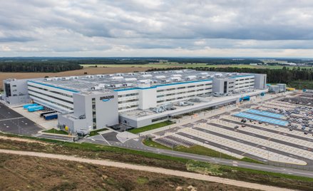 Centrum logistyczne Amazon w Świebodzinie – na jego dachu zainstalowano 3900 paneli słonecznych o po