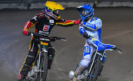 Krzysztof Buczkowski (kask niebieski) z Motoru Lublin oraz Maciej Janowski (żółty) z Betard Sparty W