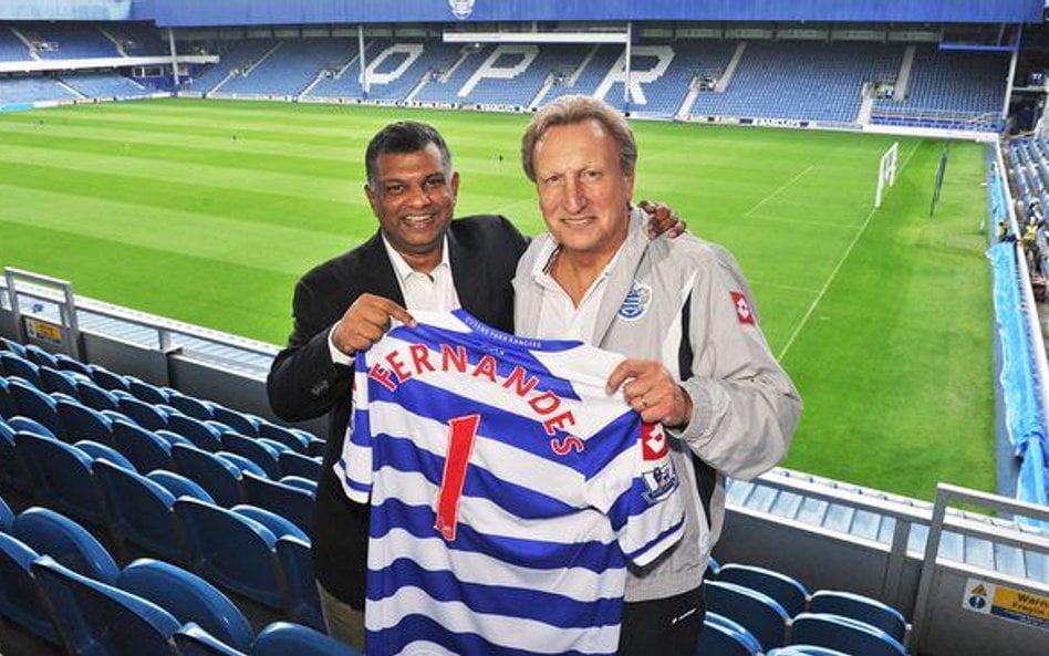 Tony Fernandes (po lewej) pozuje do zdjęcia z managerem QPR, Neilem Warnockiem