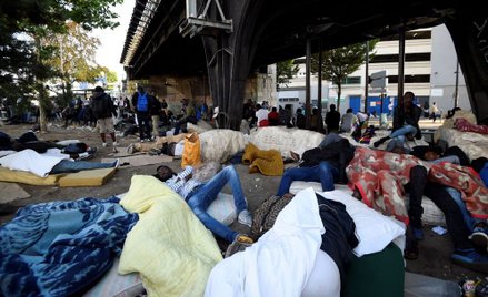Paryż: Przeniesiono 2700 migrantów z nielegalnego obozu