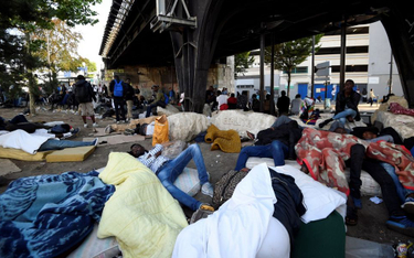 Paryż: Przeniesiono 2700 migrantów z nielegalnego obozu