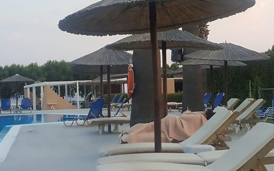 Zdjęcie pokazuje kobietę w Bodrum, która dla bezpieczeństwa spędziła noc poza murami hotelu