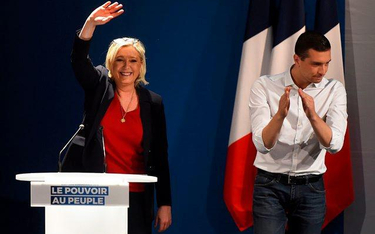 Jordan Bardella i Marine Le Pen, która dała mu wielką szansę