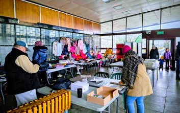 iIdustrialna przestrzeń o dużych przeszkleniach zapewnia komfort zakupów niezależnie od kaprysów pog