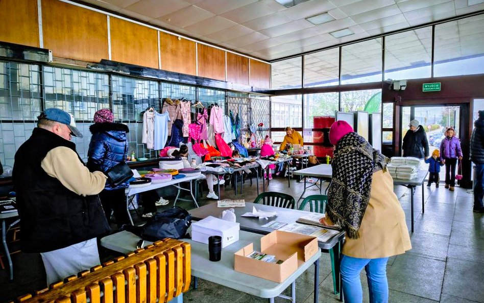 iIdustrialna przestrzeń o dużych przeszkleniach zapewnia komfort zakupów niezależnie od kaprysów pog