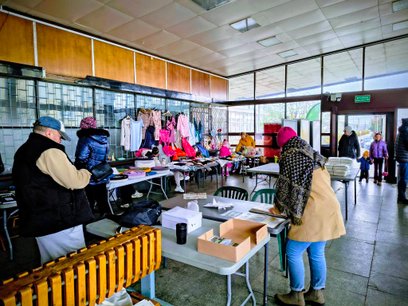 iIdustrialna przestrzeń o dużych przeszkleniach zapewnia komfort zakupów niezależnie od kaprysów pog