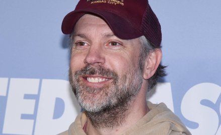 Kibiców przywita Ted Lasso, czyli aktor Jason Sudeikis